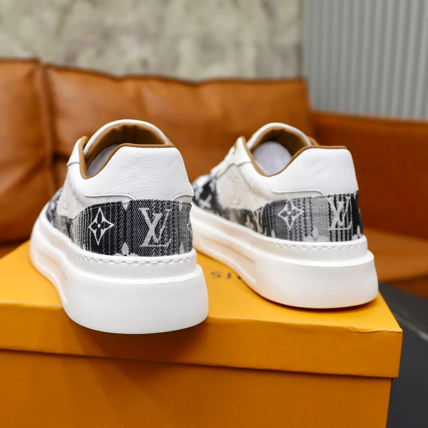 Ex-factory price: 480💰🙅‍♂️🙅‍♂️🙅‍♂️ Brand: LV Louis Vuitton Standard code: 38-44 (45 customized) Grade: Same as the official website Material: Original fabric Comfortable cowhide lining Increased lightness, wear-resistant and soft outsole Style category: Men's fashionable casual shoes Running sneakers Distinguished luxury brand elements Top luxury Color: actual picture color